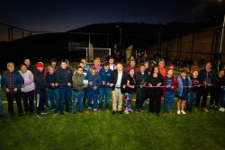 Club Deportivo Cerrano y vecinos de lasMajaditas celebraron la inauguración demoderna multicancha de pasto sintético.